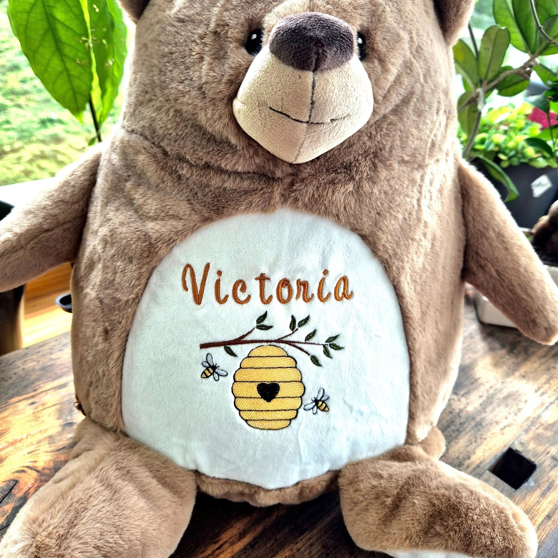 Besticktes Kuscheltier TEDDYBÄR - Bienenstock , Sorgenfresser | Personalisierbar - KittySweetCrochet