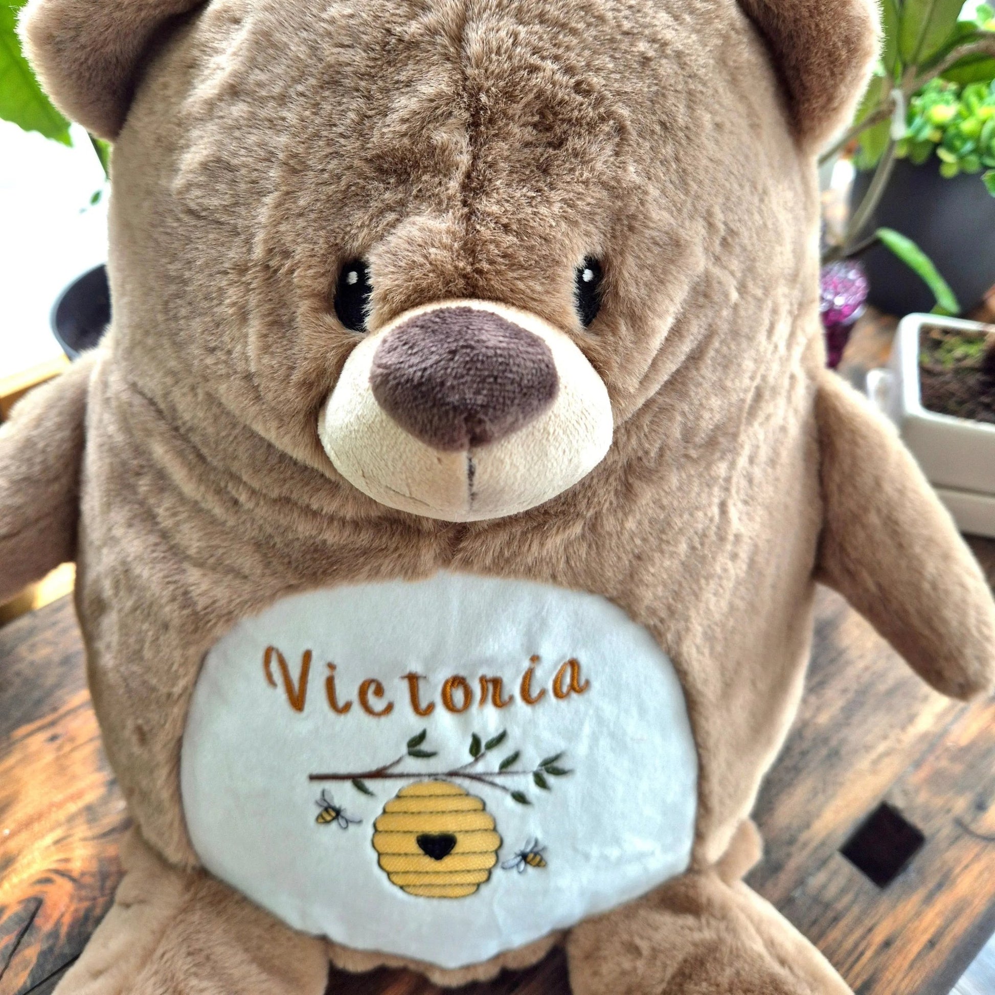 Besticktes Kuscheltier TEDDYBÄR - Bienenstock , Sorgenfresser | Personalisierbar - KittySweetCrochet