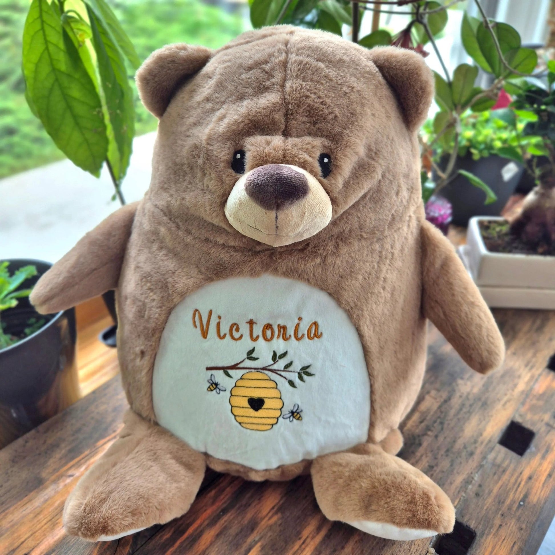 Besticktes Kuscheltier TEDDYBÄR - Bienenstock , Sorgenfresser | Personalisierbar - KittySweetCrochet