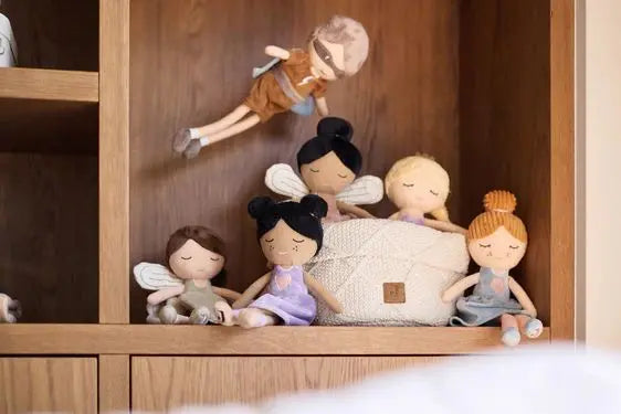 Stoffpuppe im Superhelden-Outfit mit braunem Anzug, Augenmaske und blauer Umhang, personalisiert mit dem Namen „Johannes“ auf dem Bein – weiches Kuscheltier und Spielbegleiter für Kinder.